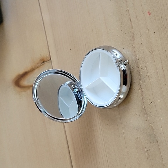 Plant and Leaves Pill Box - Picture 2 of 3